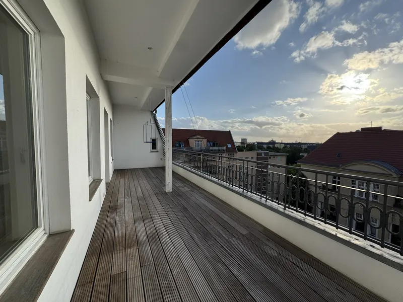 Traumhafte Dachgeschosswohnung mit großer Terrasse, Kamin und Blick bis zum Teufelsberg — photo 1